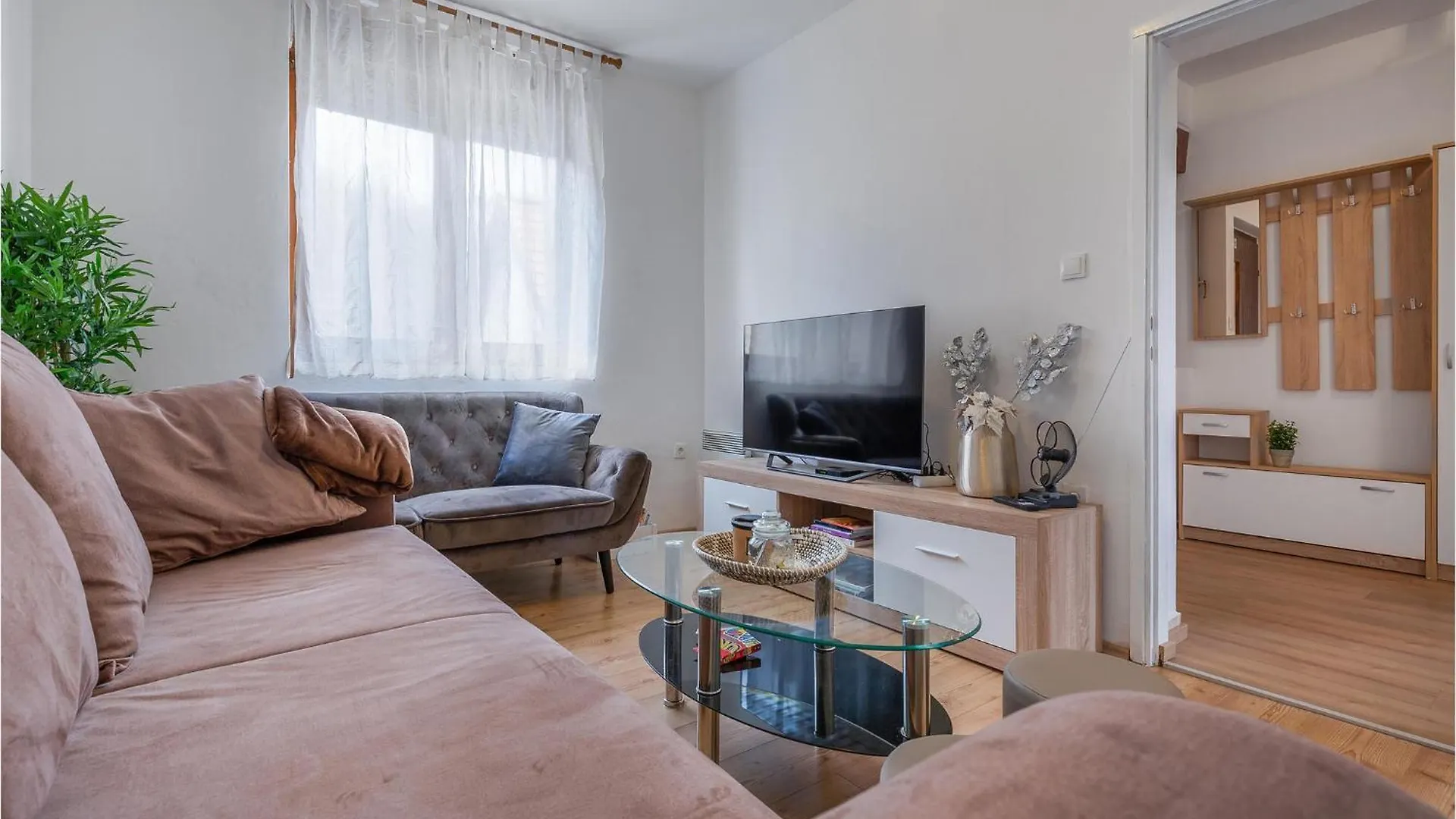Gorgeous Home In Gracac With Kitchen 펜션