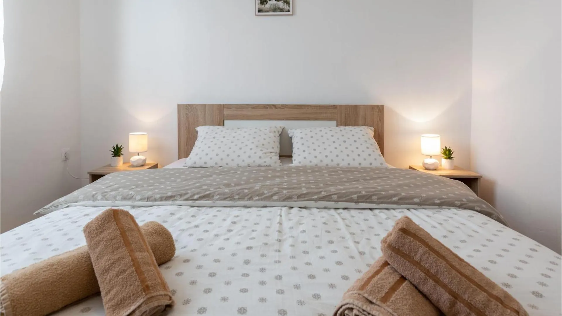 펜션 Gorgeous Home In Gracac With Kitchen 크로아티아